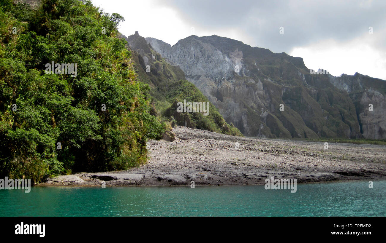 La rive du lac pour voir le lac le plus profond dans les Philippines, l'un à l'eyelevel est englouti dans le grand cratère du volcan. Banque D'Images