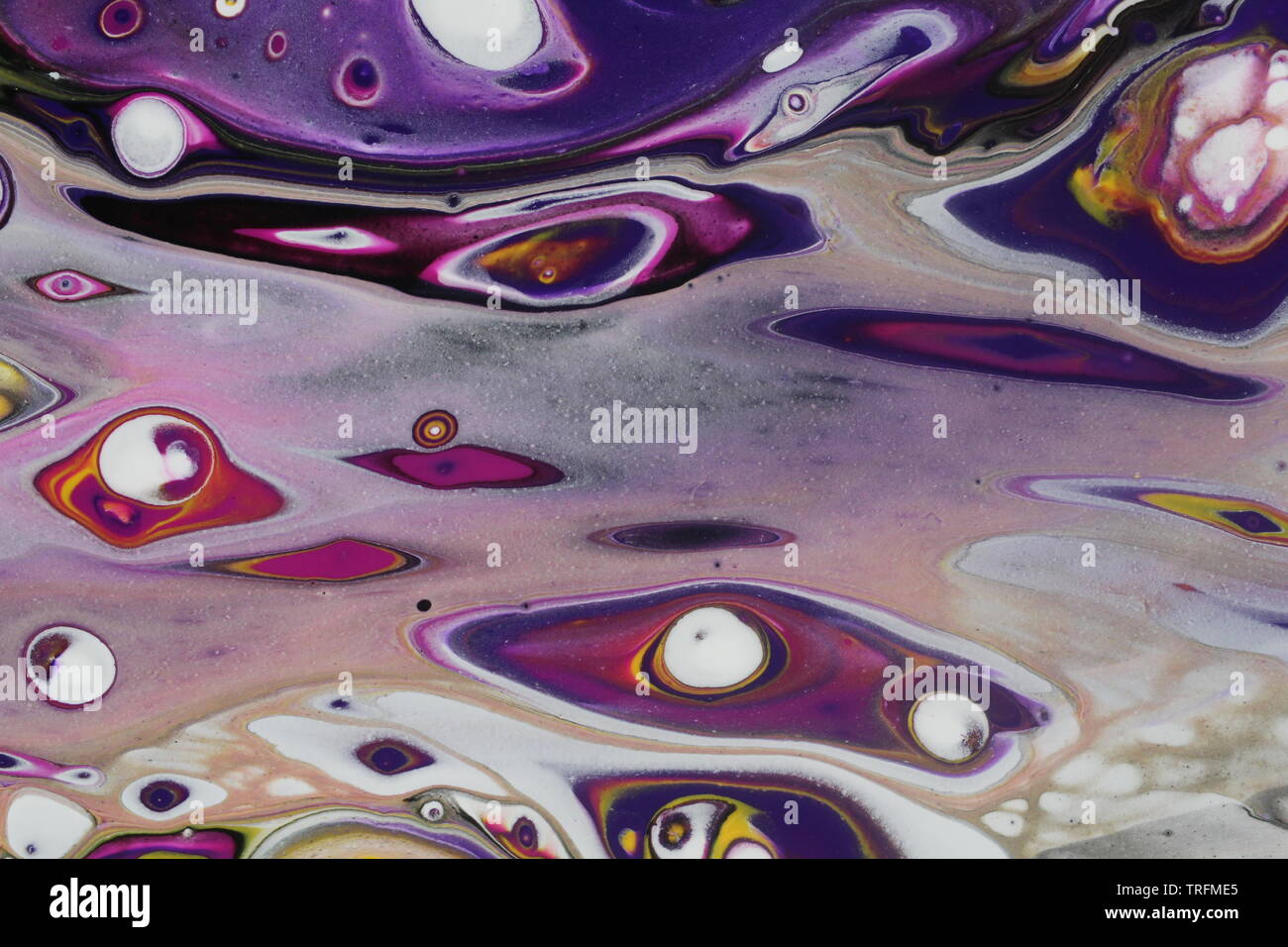 Libre de peinture acrylique abstrait psychédélique pour qui ressemble à l'espace ou une planète inconnue. Banque D'Images