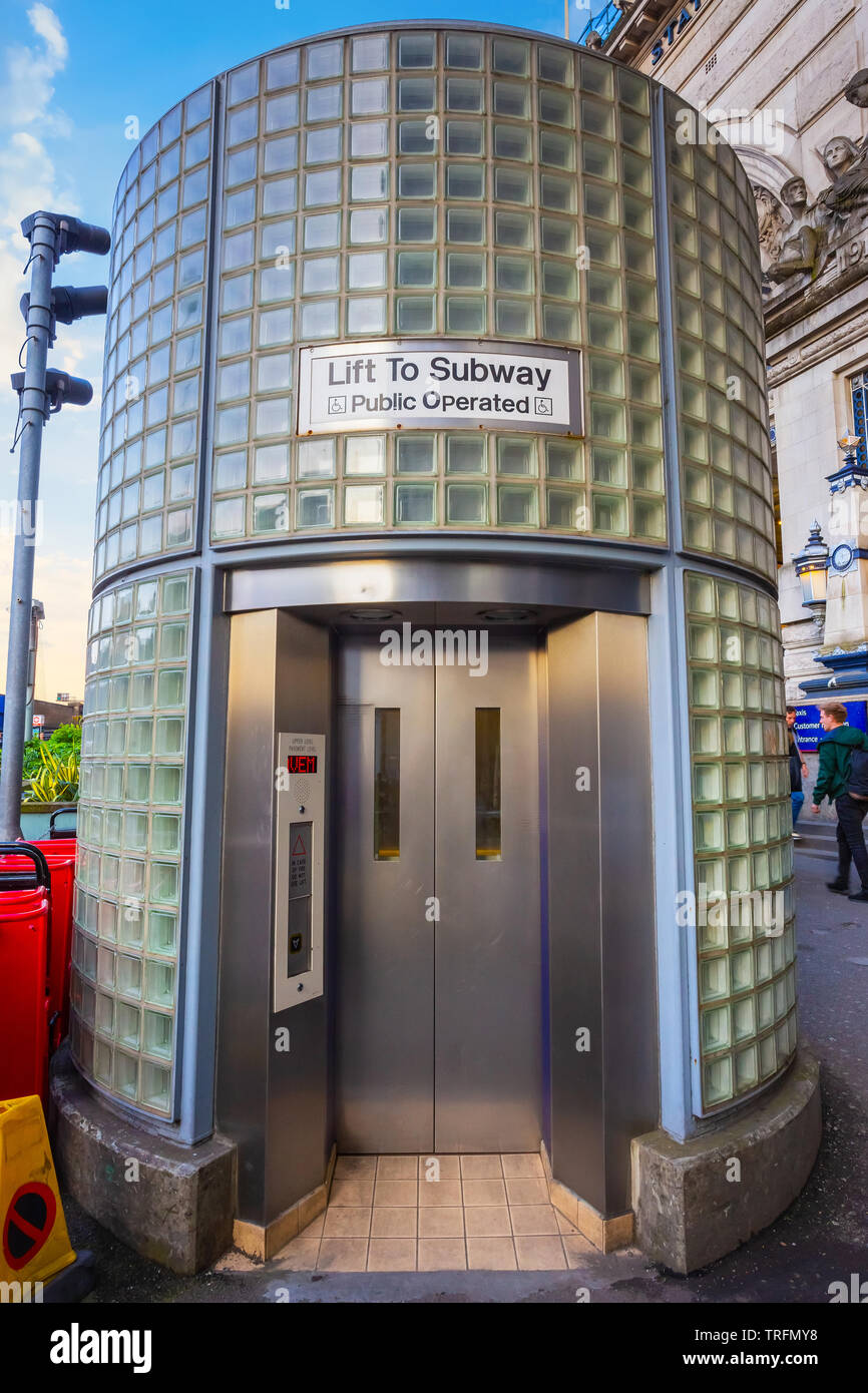 Londres, Royaume-Uni - 13 mai 2018 : un ascenseur de subway tunnel (passage souterrain) à la gare de Waterloo Banque D'Images