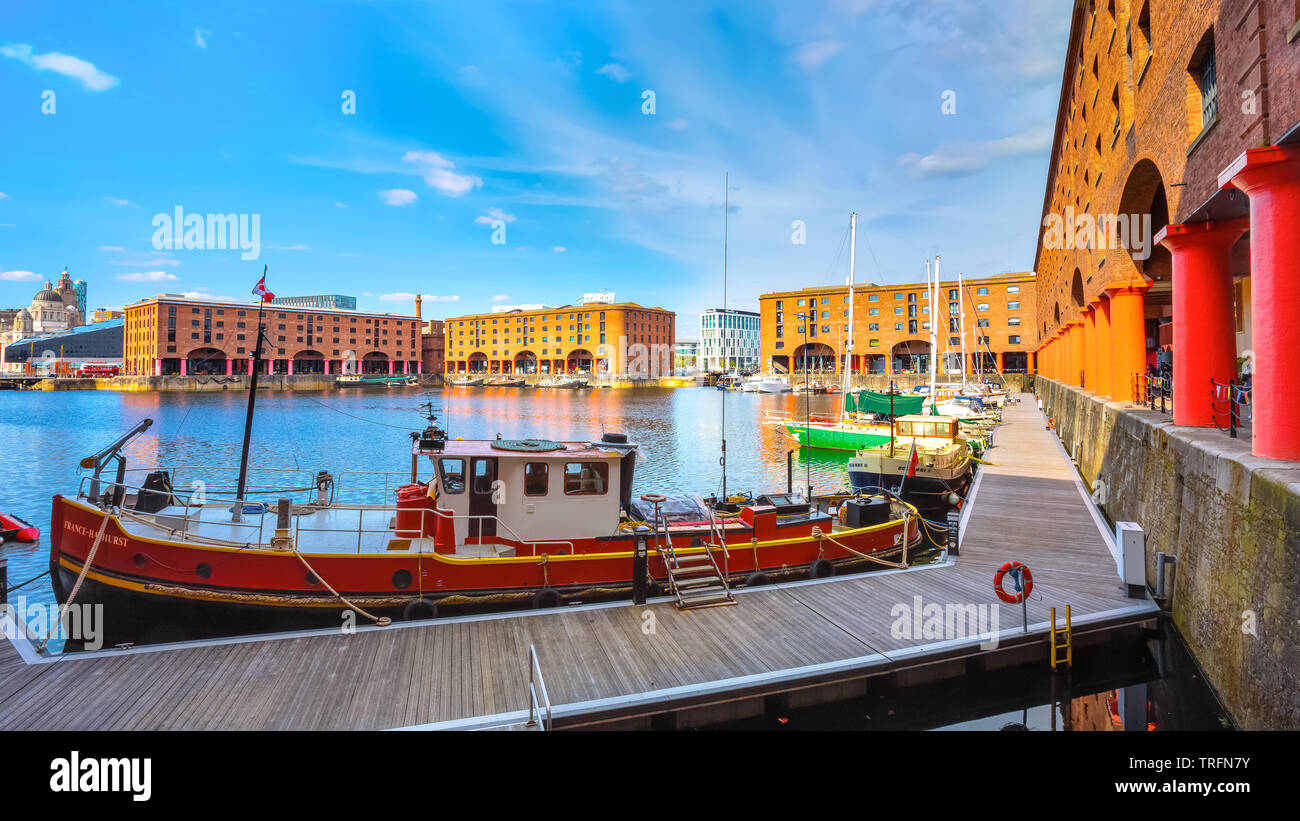 Liverpool, Royaume-Uni - 17 mai 2018 : Royal Albert Dock est un complexe de bâtiments et entrepôts dock ouvert en 1846, aujourd'hui c'est un attrait touristique majeur dans Banque D'Images