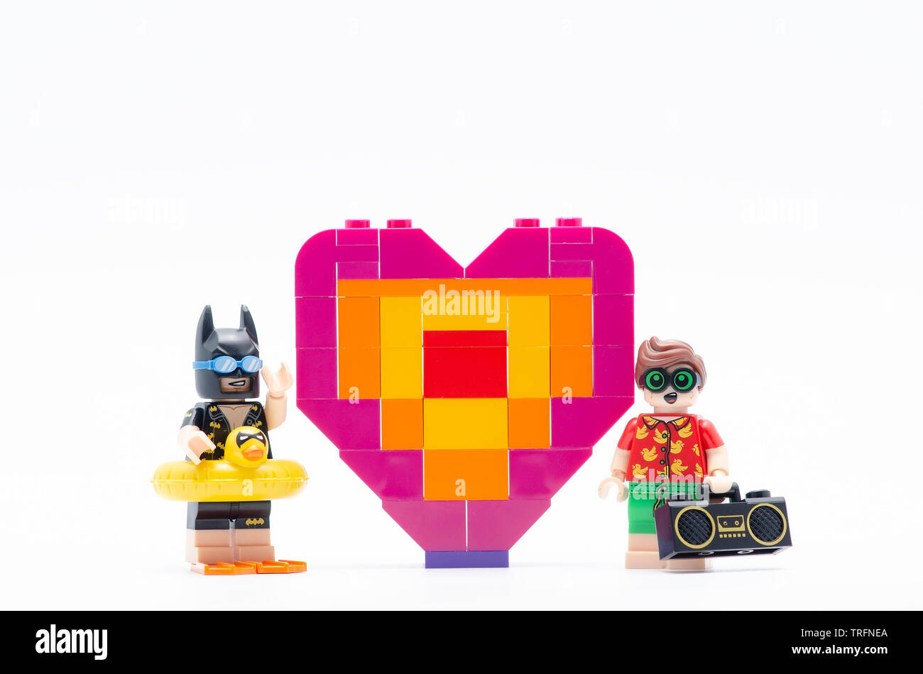 Avec lego batman et robin offrant pièce de forme de coeur. Figurines Lego  sont fabriqués par les Lego Photo Stock - Alamy