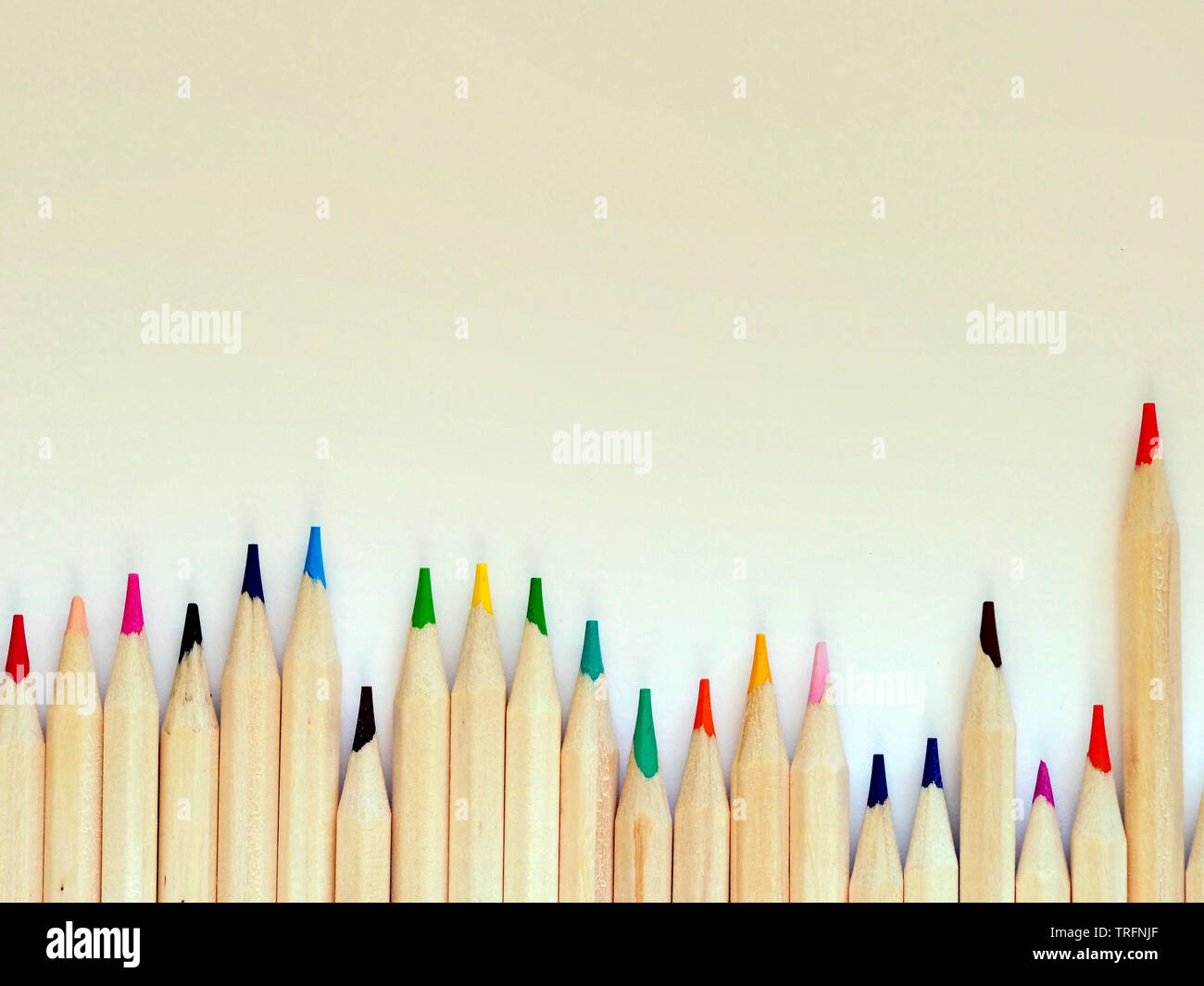Crayon de couleur arc-en-ciel pour définir la classe d'Art School Banque D'Images