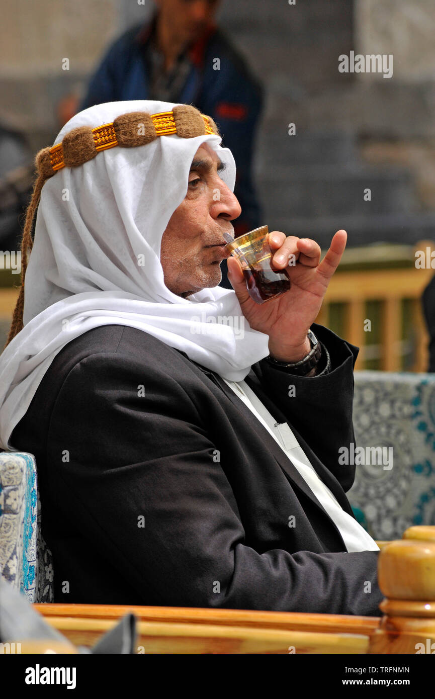 Homme sirotant du thé dans un café en plein air à Sanliurfa, Turquie Banque D'Images