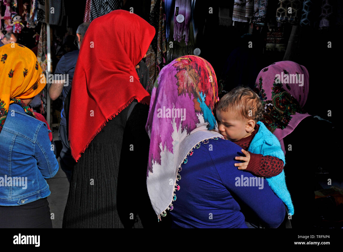 Les femmes musulmanes avec le foulard coloré à Sanliurfa, en Turquie Banque D'Images