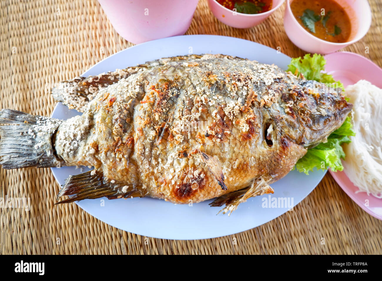 Tilapia poisson grillé avec du sel sur la plaque de style thaï food asiatique Banque D'Images
