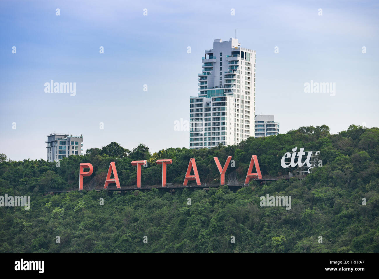 La ville de Pattaya signe sur colline près de Pattaya Beach Vue aérienne de Chonburi Thailande Banque D'Images