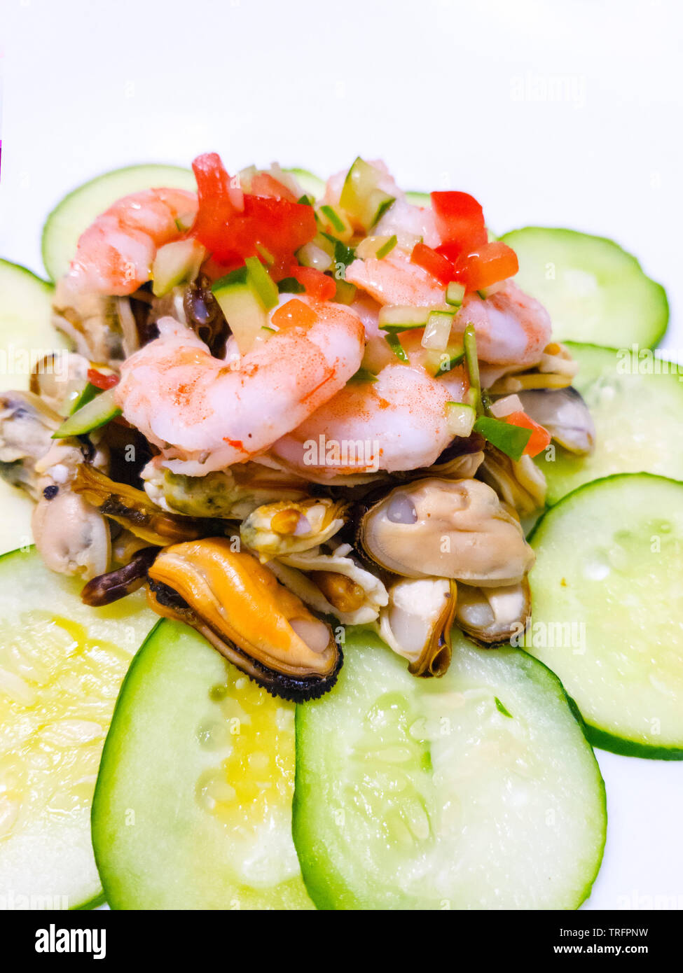 Décorées avec le concombre Salade de fruits de mer Banque D'Images