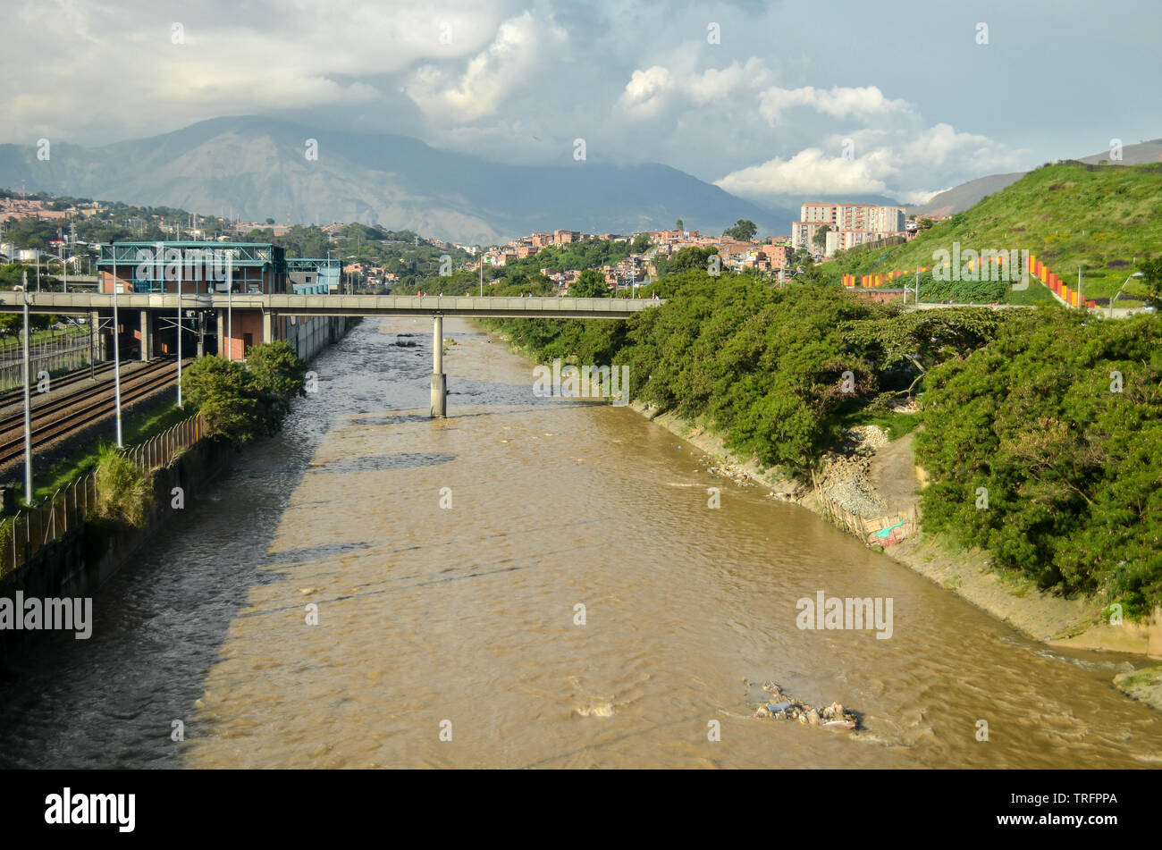 La rivière le long de la ville de Medellín Banque D'Images