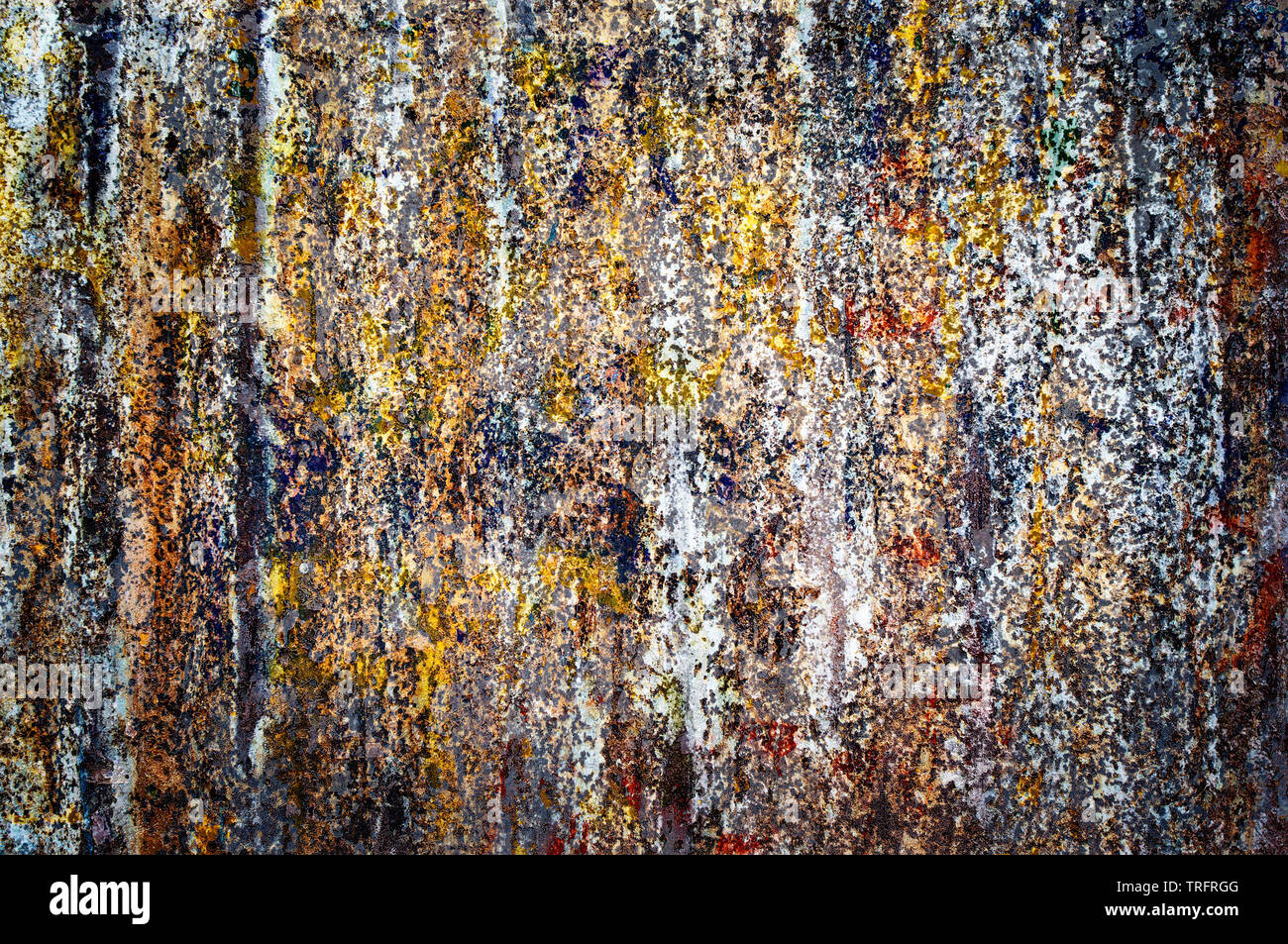 Affiches déchirées colorés sur vieux mur grunge background Banque D'Images