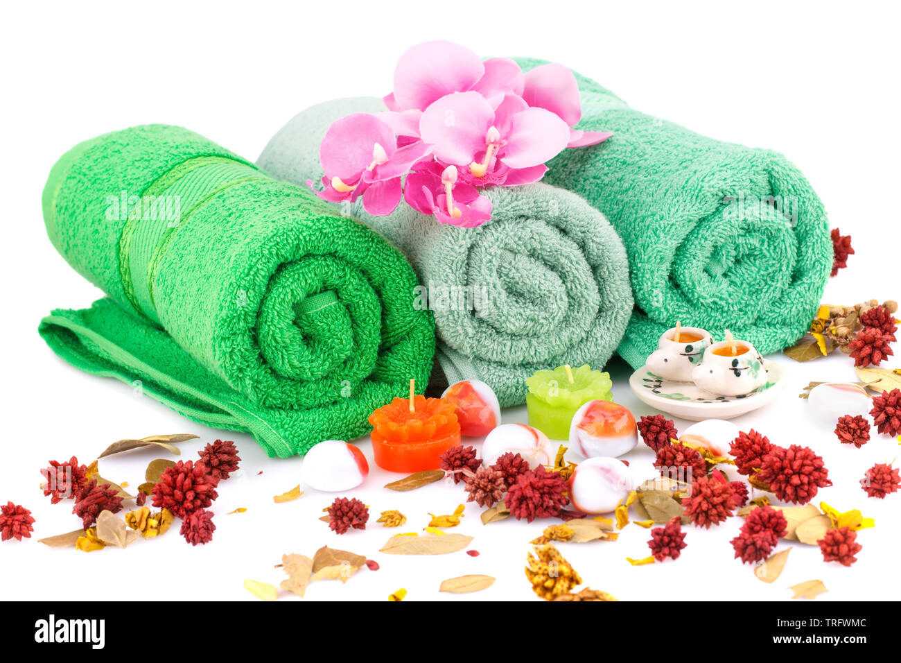 Jeu de Spa avec des serviettes, des bougies, des fleurs et des pierres photo gros plan. Banque D'Images