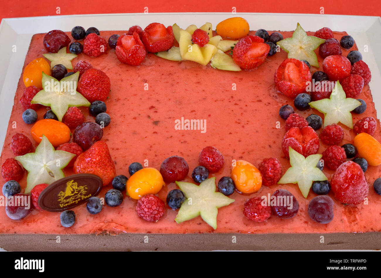 La Creme Glacee Aux Fruits Delicieux Gateau Decore Avec Des Fraises Bleuets Cigliege Calamodino Kumquat Apple Etoiles Photo Stock Alamy