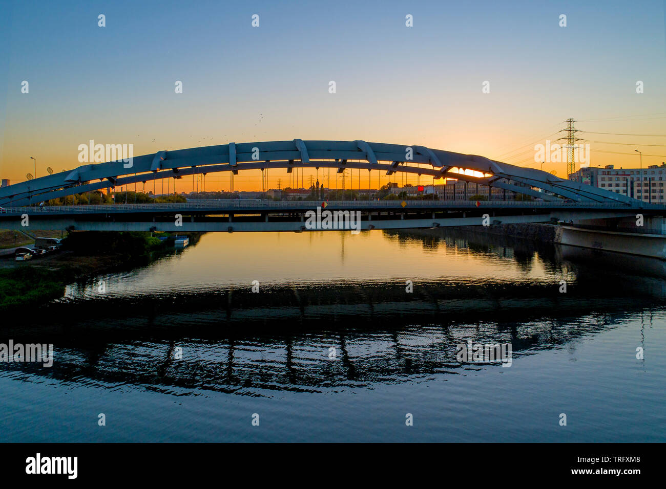 Kotlarski pont suspendu au-dessus de la Vistule à Cracovie, Pologne, contre la lumière au coucher du soleil avec de l'eau. refelection Photo aérienne Banque D'Images