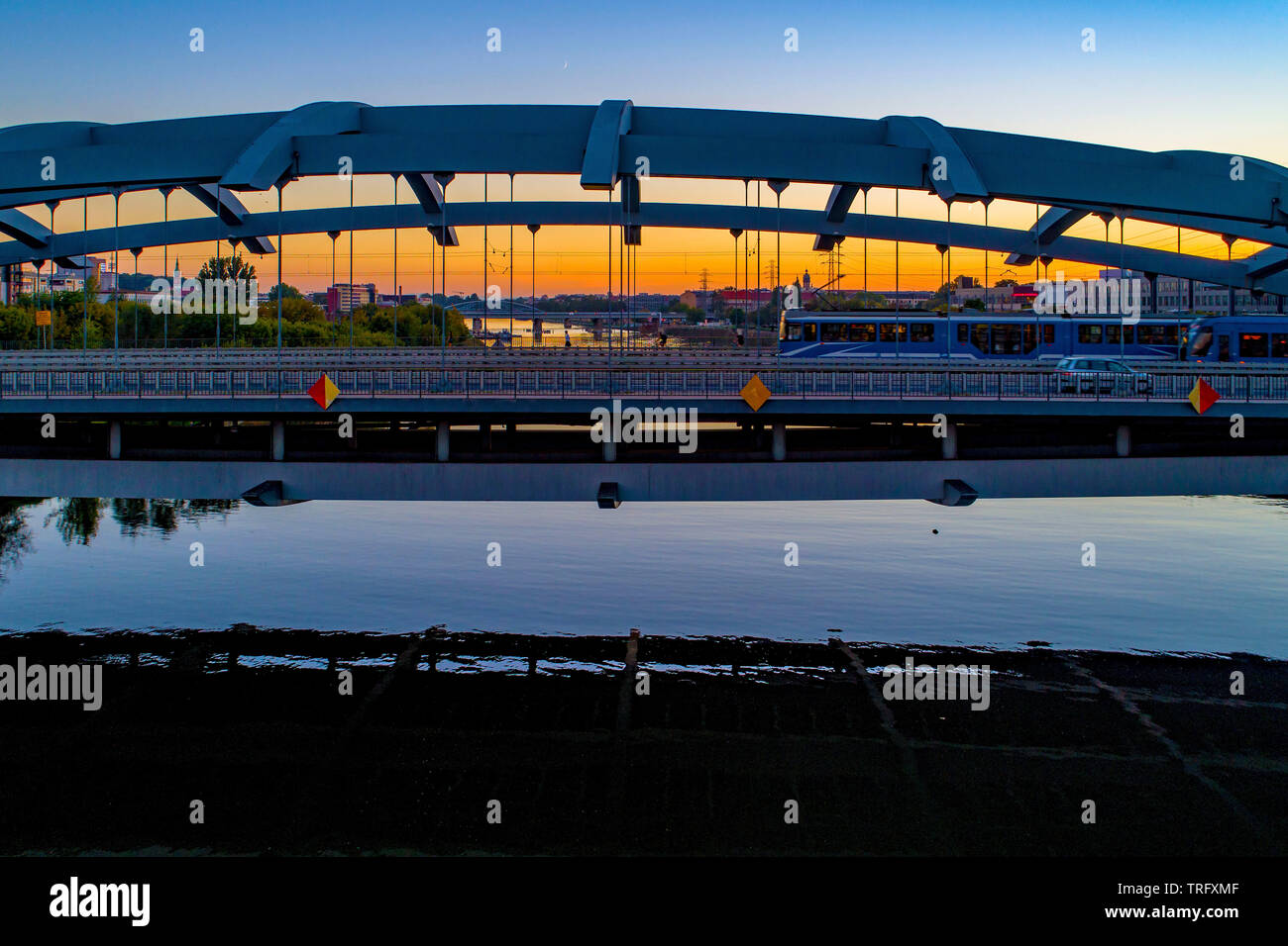Kotlarski pont suspendu au-dessus de la Vistule à Cracovie, Pologne, contre la lumière au coucher du soleil avec de l'eau. refelection Photo aérienne Banque D'Images