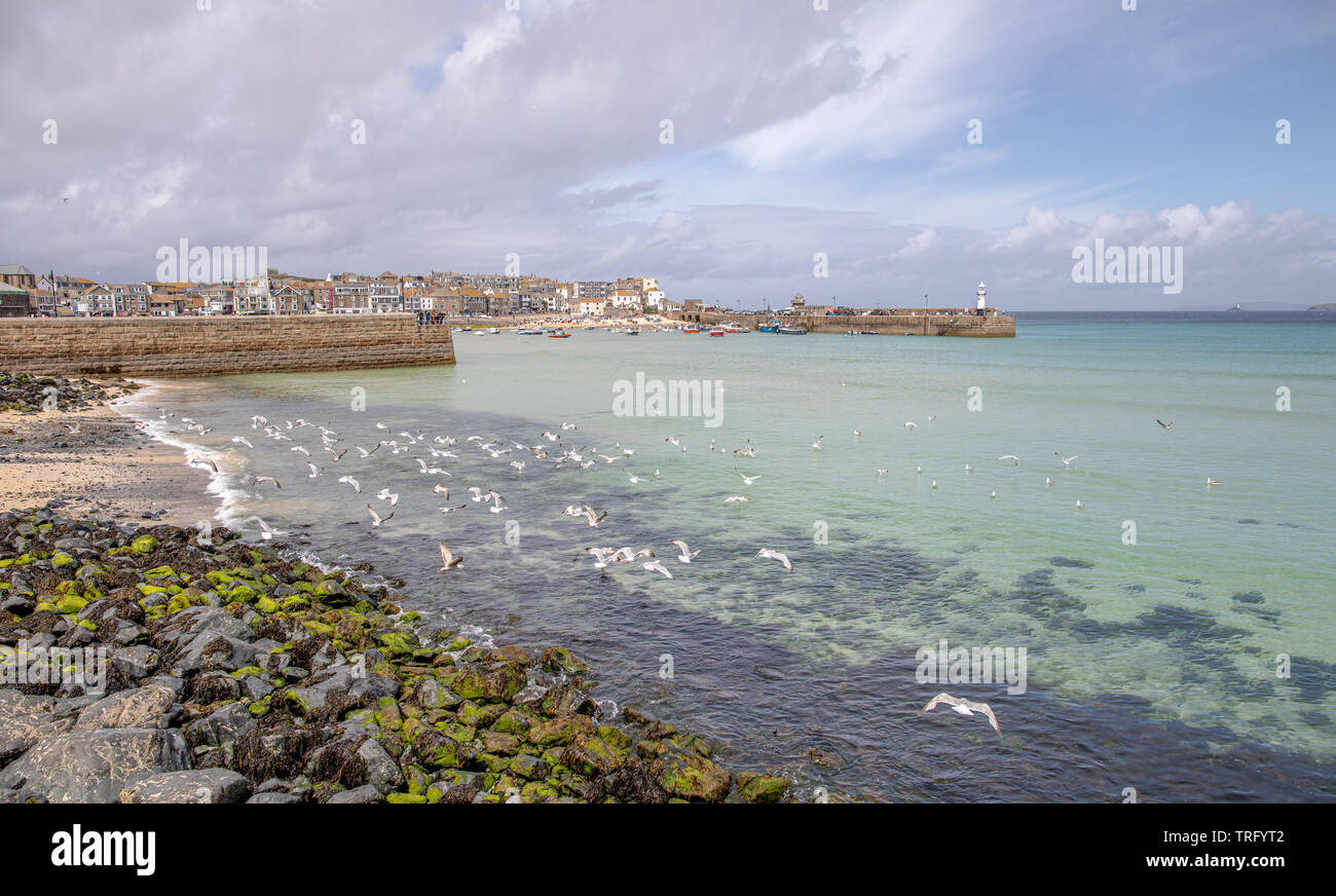 La ville balnéaire de St Ives en Cornouailles, Angleterre avec joint mur, port, façades de la ville, plage, rochers, mer et sable Banque D'Images