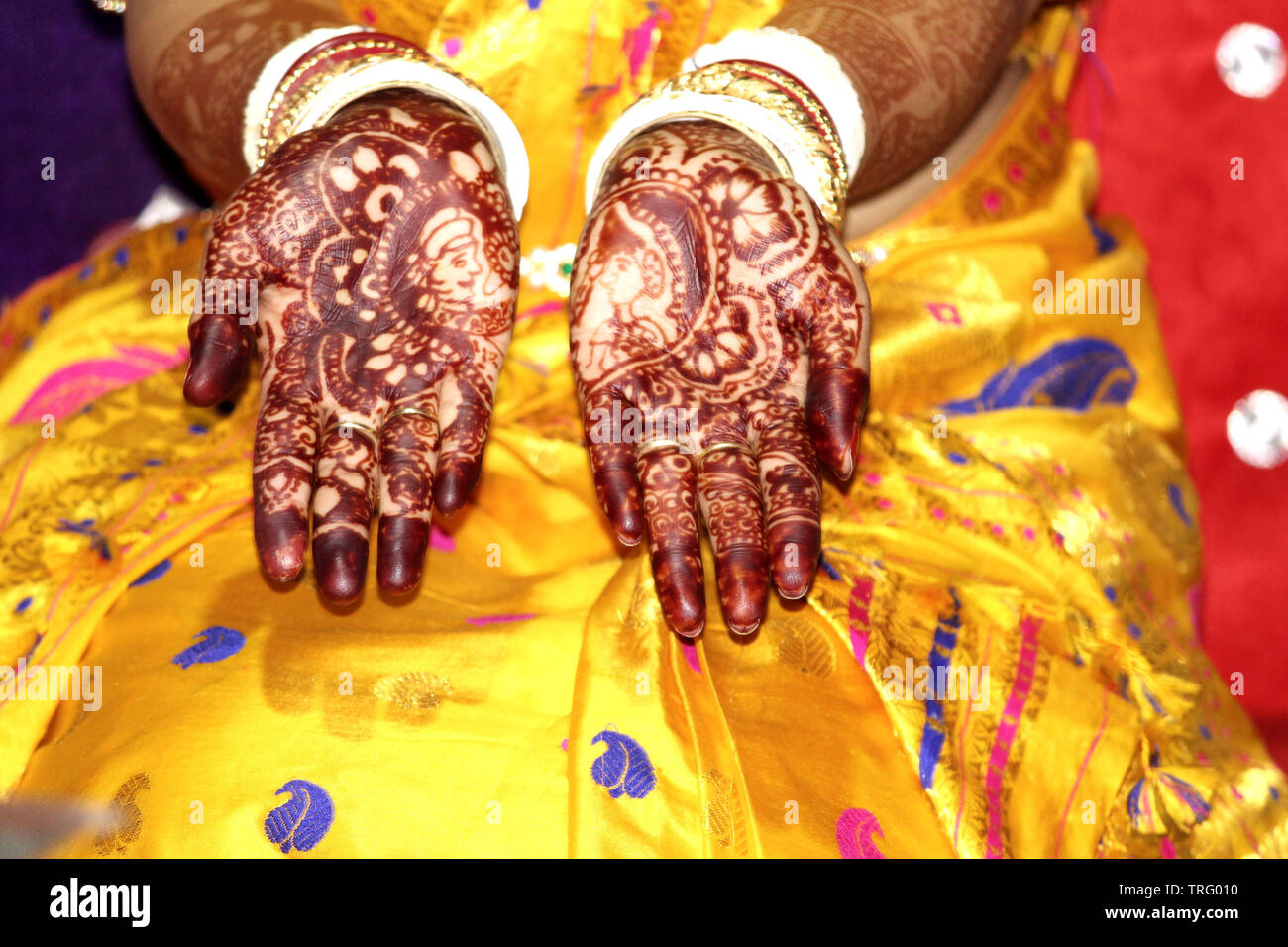 Les mains de la mariée avec la conception de tatouage au henné SUR LE JOUR DU MARIAGE. Banque D'Images