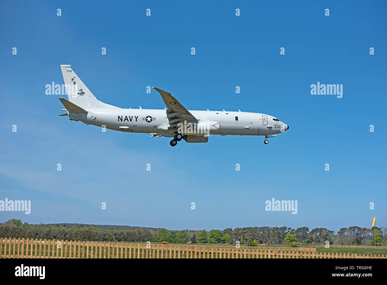 Grebnos Stonehouse P8un avion en approche de l'aérodrome de RAF Lossiemouth sur le Moray cosast dans le nord-est de l'Ecosse. Banque D'Images