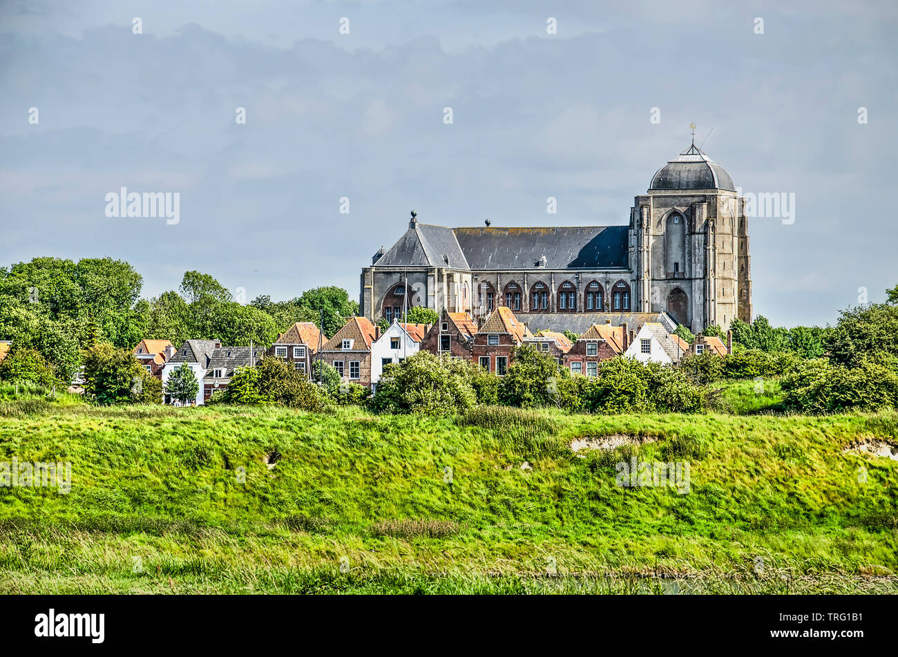 Vaste église gothique du 15e siècle dominant les maisons de la ville de Veere, aux Pays-Bas, en vue de les remparts Banque D'Images