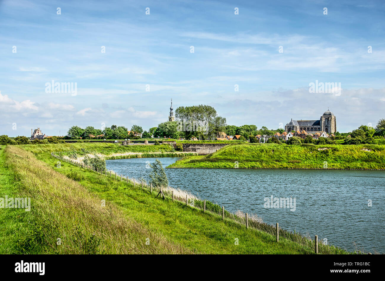 Vue vers la vieille ville de Veere, aux Pays-Bas avec sa tour de défense, mairie, église gothique et les remparts historiques et fortifi Banque D'Images