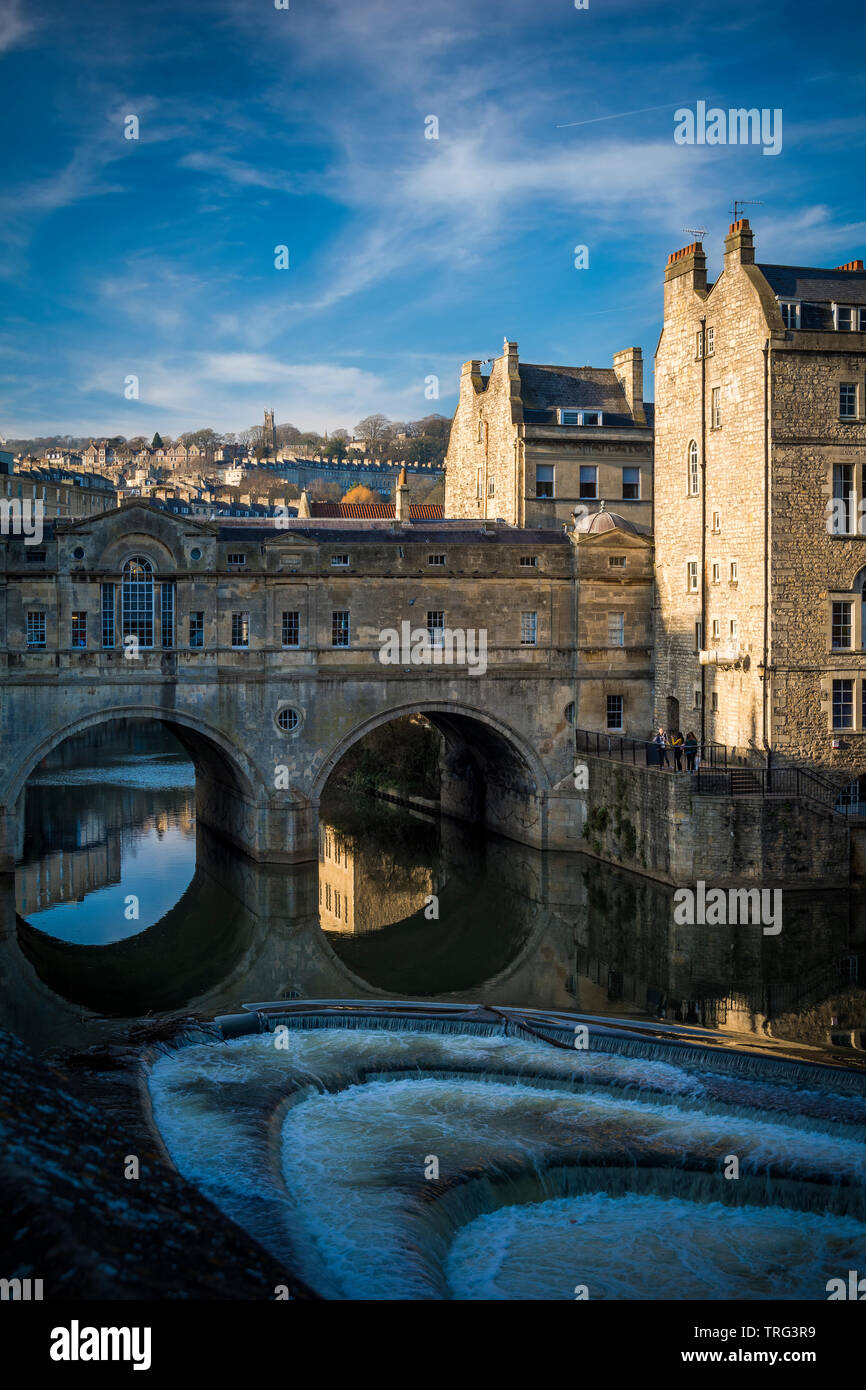 Pulteney Bridge et Weir à Bath dans le Somerset Banque D'Images