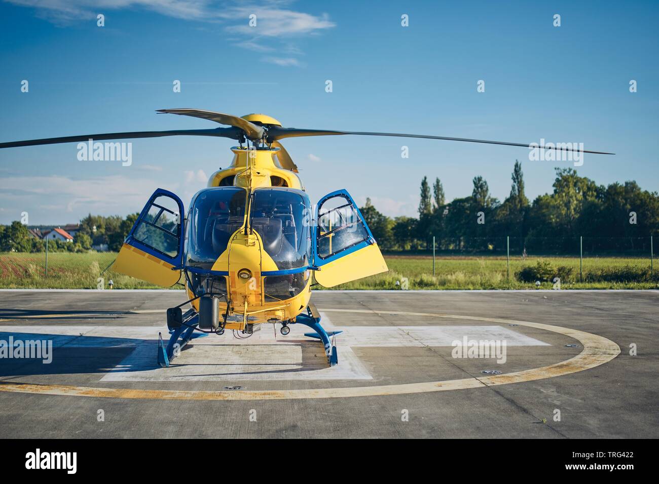 Hélicoptère de Service Médical d'urgence préparé sur héliport. Thèmes de sauvetage, aide et espoir. Banque D'Images