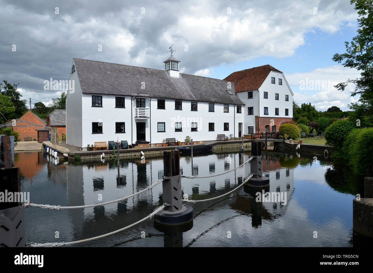 Hambleden Mill, un moulin et déversoir de la rivière complexe sur la Tamise sur le Buckinghamshire/Berkshire frontière près de Henley. Banque D'Images