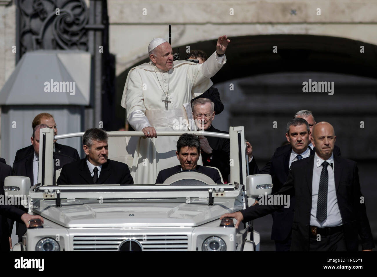 Cité du Vatican, Vatican. Le 05 juin, 2019. Pape Francis mène son audience générale hebdomadaire sur la Place Saint Pierre. Credit : Giuseppe Ciccia/Alamy Live News Banque D'Images Cité du Vatican, Vatican. Le 05 juin, 2019. Pape Francis mène son audience générale hebdomadaire sur la Place Saint Pierre. Credit : Giuseppe Ciccia/Alamy Live News Banque D'Images
