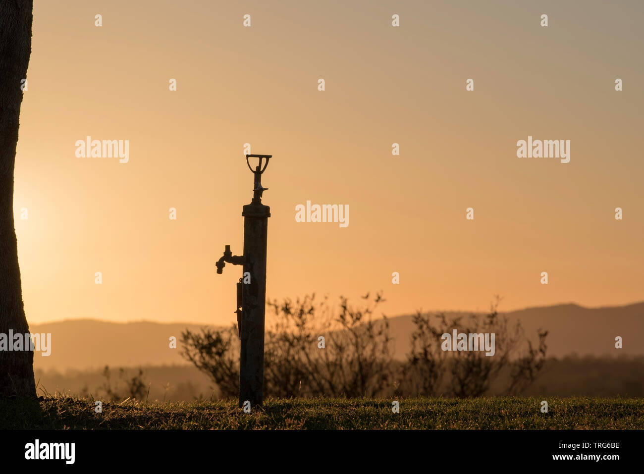 La silhouette d'un bulleur ou fontaine à eau contre le soleil levant sur les retraités Hill Lookout à Gunnedah, nord ouest de la Nouvelle-Galles du Sud, Australie Banque D'Images