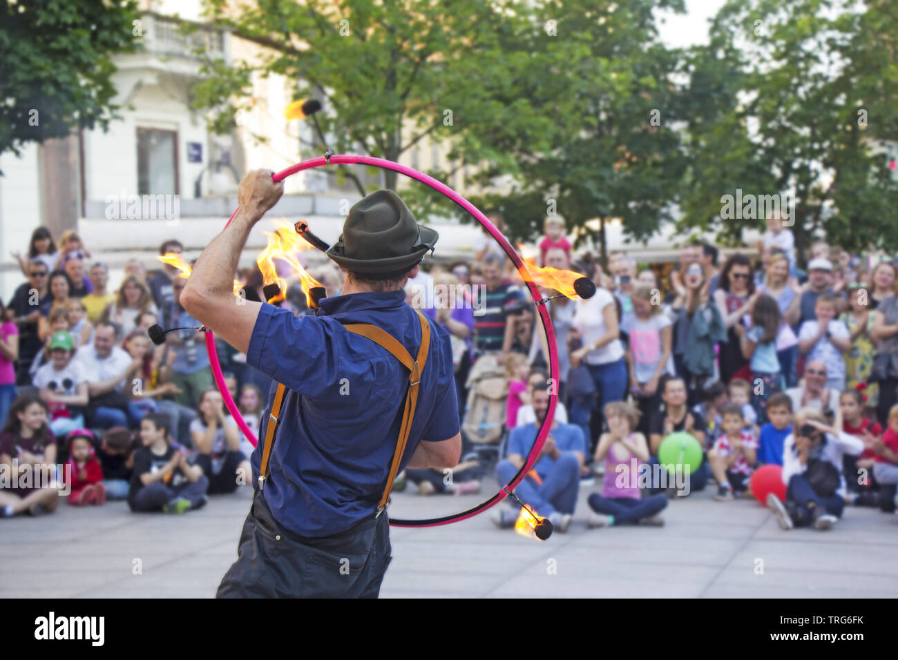 Artiste de rue avec une roue de feu à Zagreb's street festival 'Cest est d'Idéal'. Banque D'Images