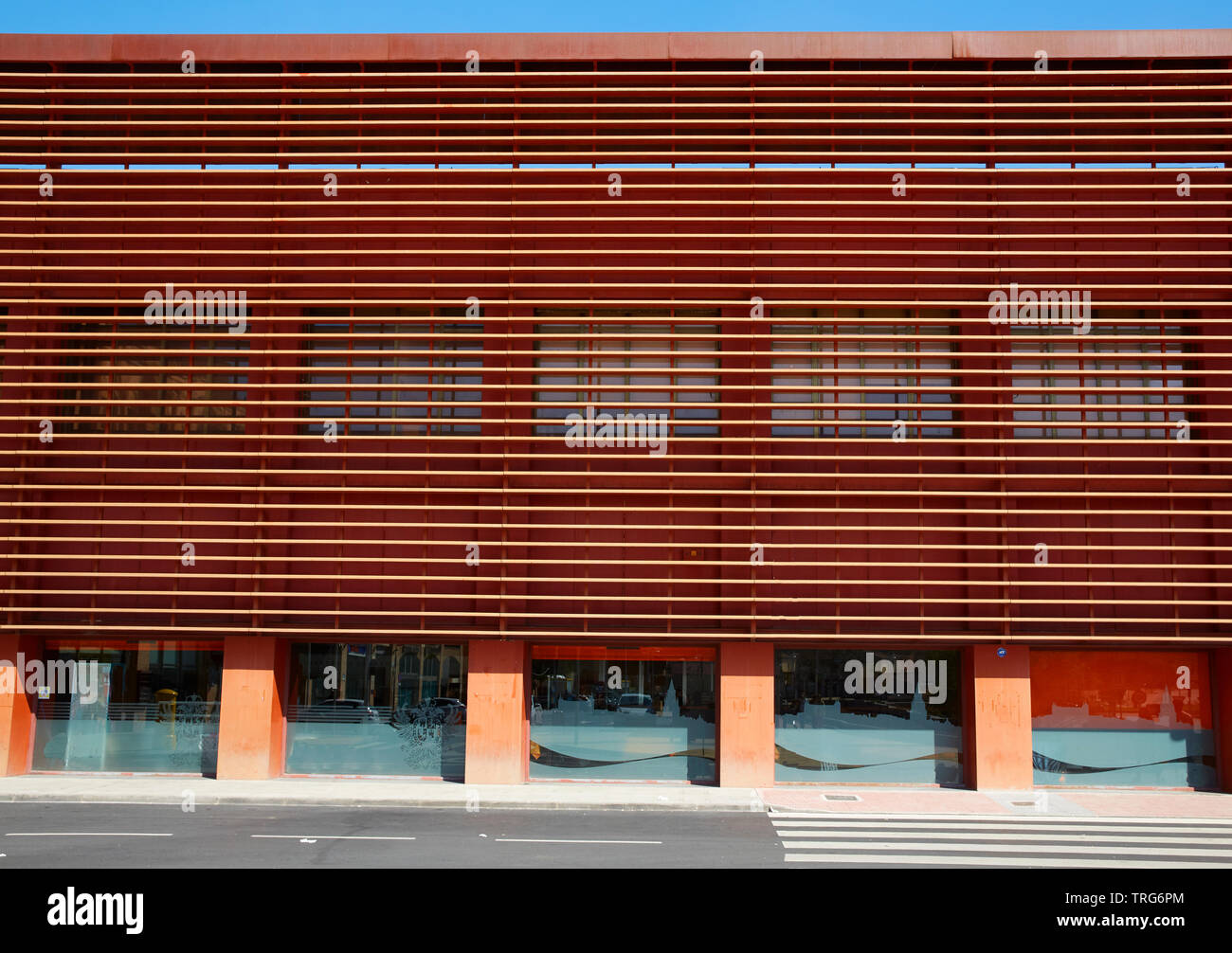 Façade de l'aérogare moderne rouge à la gare routière de Tolède en Espagne Banque D'Images