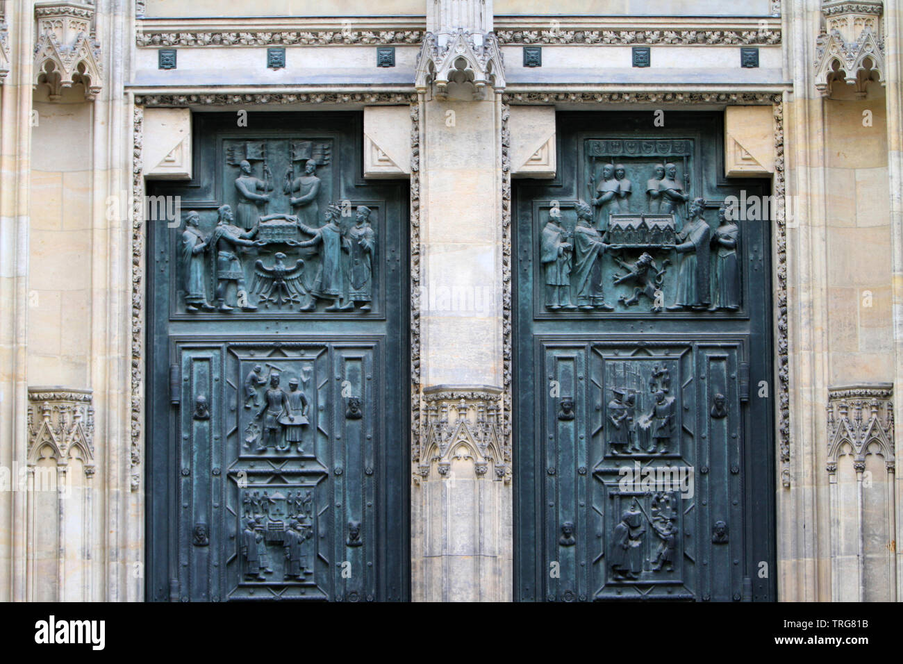Portes centrales de la Cathédrale Saint-Guy Venceslas et Adalbert. Prague. République Tchèque. Banque D'Images
