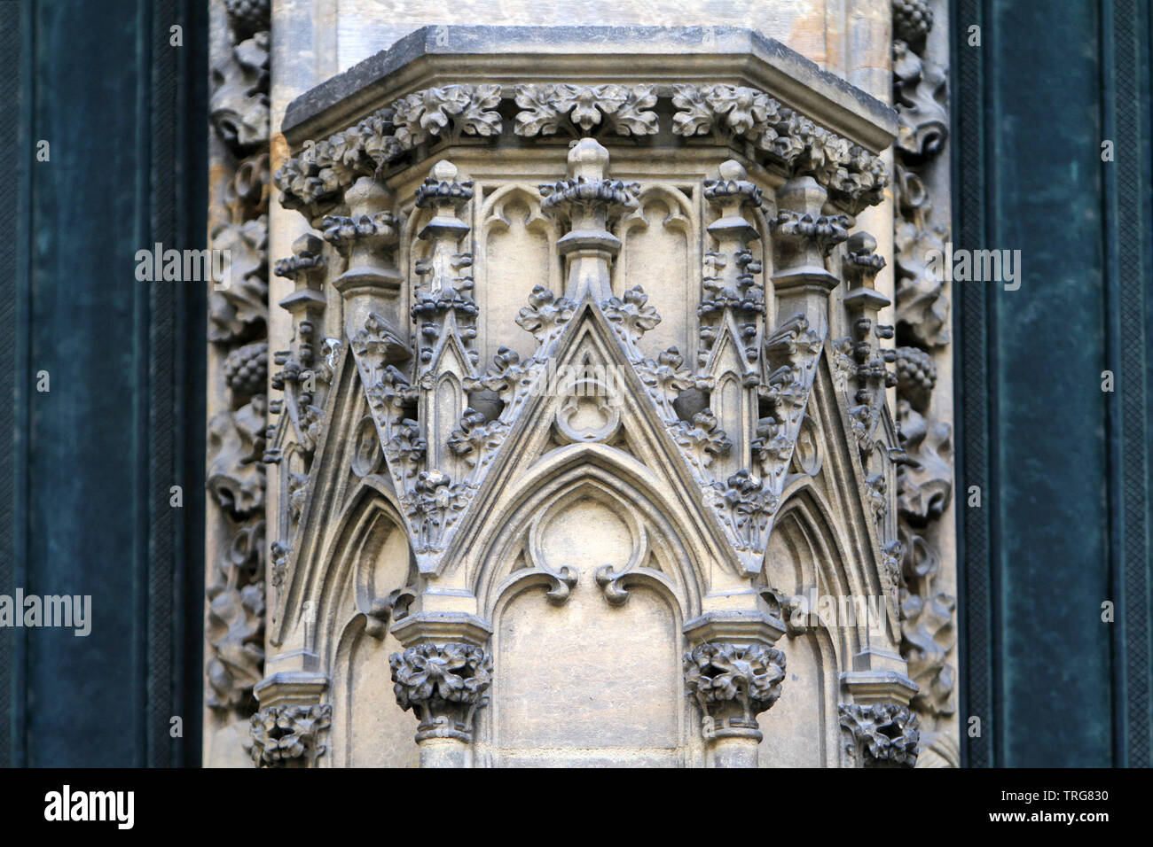 Ornementations sur la colonne centrale de la cathédrale Saint-Guy Venceslas et Adalbert. Prague. République Tchèque. Banque D'Images