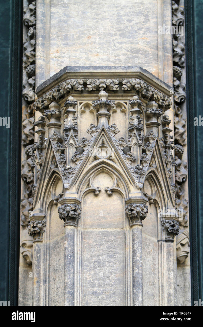 Ornementations sur la colonne centrale de la cathédrale Saint-Guy Venceslas et Adalbert. Prague. République Tchèque. Banque D'Images