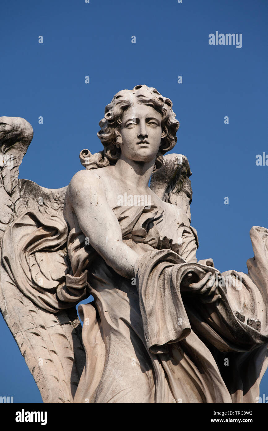 L'Ange avec le vêtement et de dés - un des anges conçu par Gian Lorenzo  Bernini sur le Ponte Sant'Angelo à Rome contre un ciel bleu Photo Stock -  Alamy