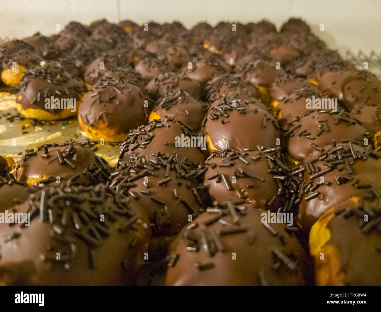 Profiterol couverts dans le chocolat et dragee Banque D'Images