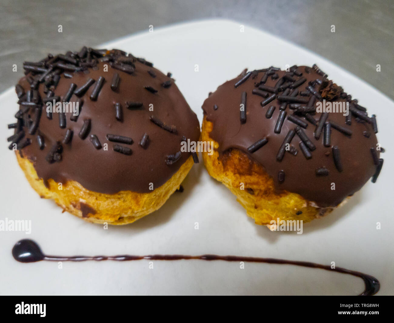 Profiterol couverts dans le chocolat et dragee Banque D'Images