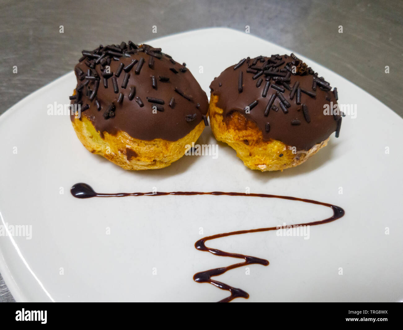 Profiterol couverts dans le chocolat et dragee Banque D'Images