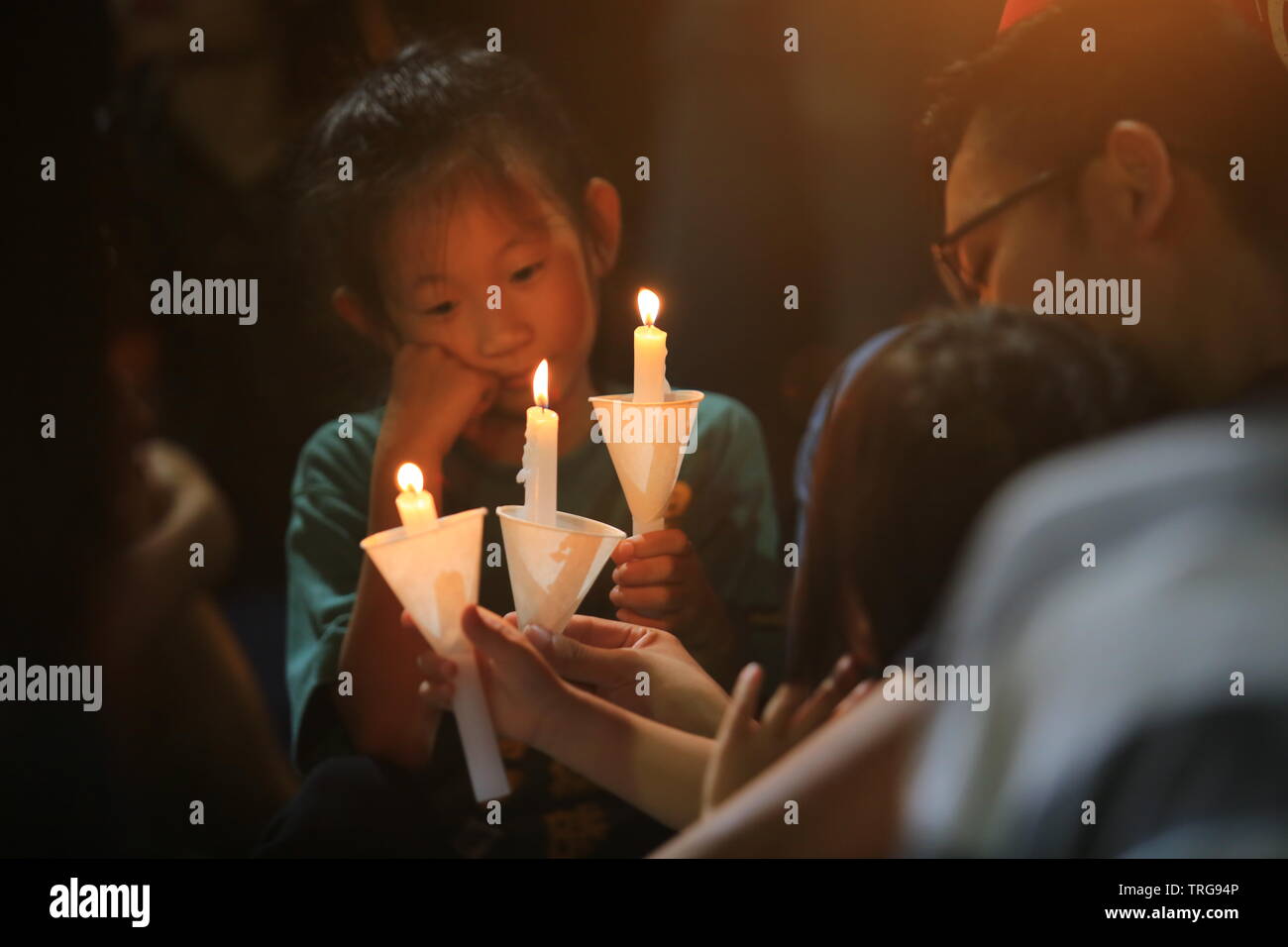 Les gens inscrivez-vous les mémoriaux pour les manifestations de la Place Tiananmen de 1989 dans le parc Victoria, le 4 juin 2014. Banque D'Images