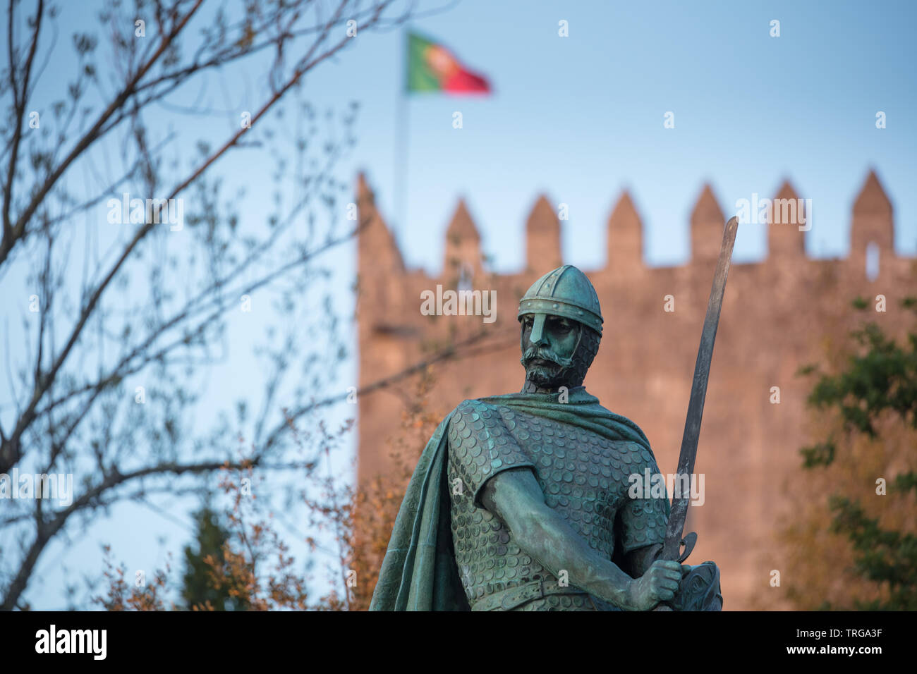 Statue du Roi Alfonso I en face du château, Guimarães, Braga, Portugal Banque D'Images
