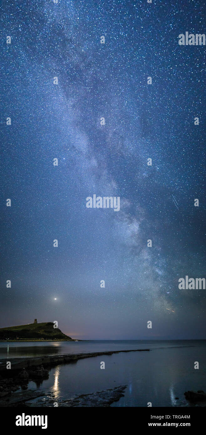 La Voie lactée au-dessus de la baie et Kimmeridge Tour Clavell, Jurassic Coast, England, UK Banque D'Images