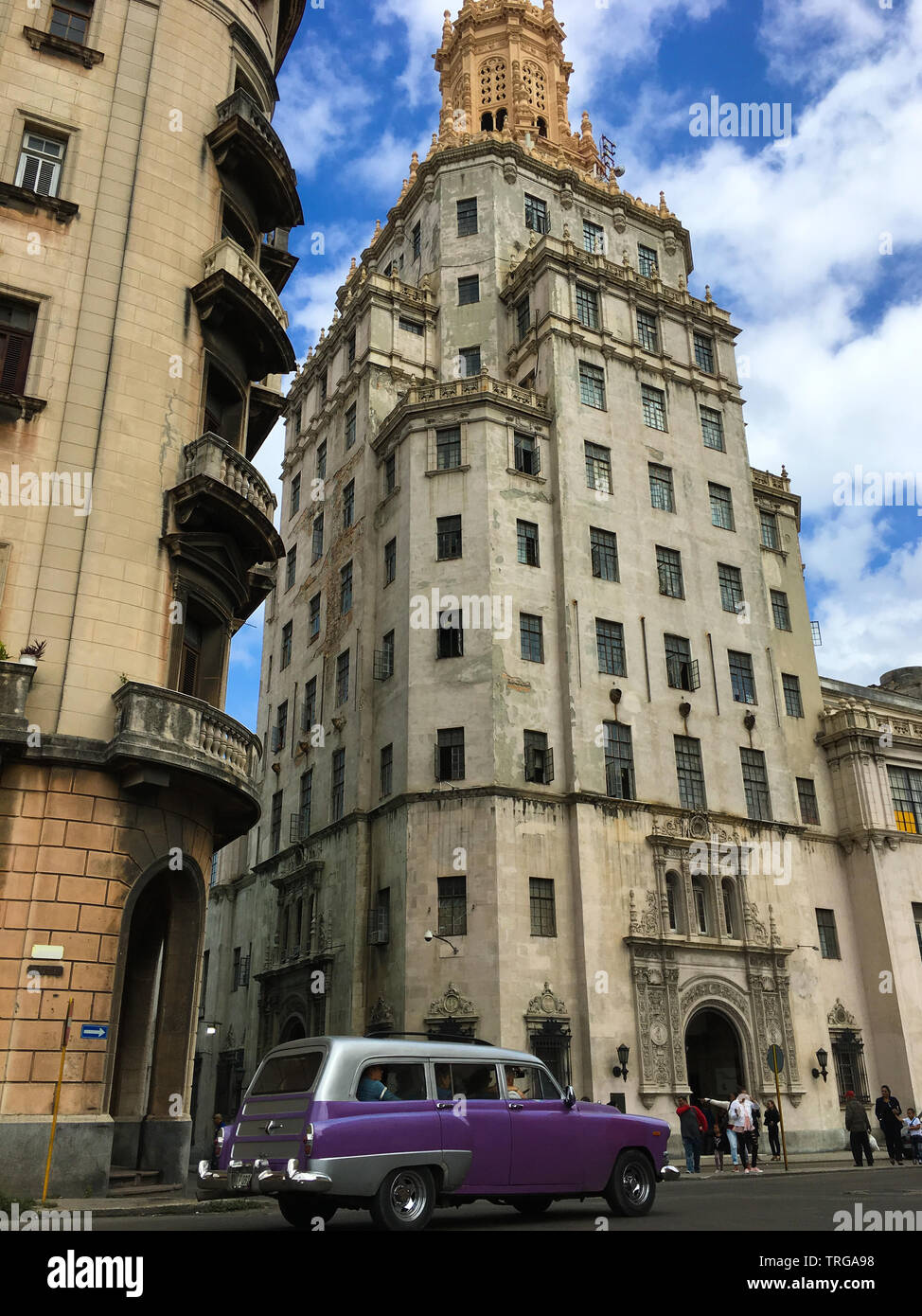 La Havane, Cuba - 31 janvier 2018 : classique, jeune Américain de couleur pourpre wagon voiture en face d'un bâtiment impressionnant dans les rues de La Havane centre-ville Banque D'Images