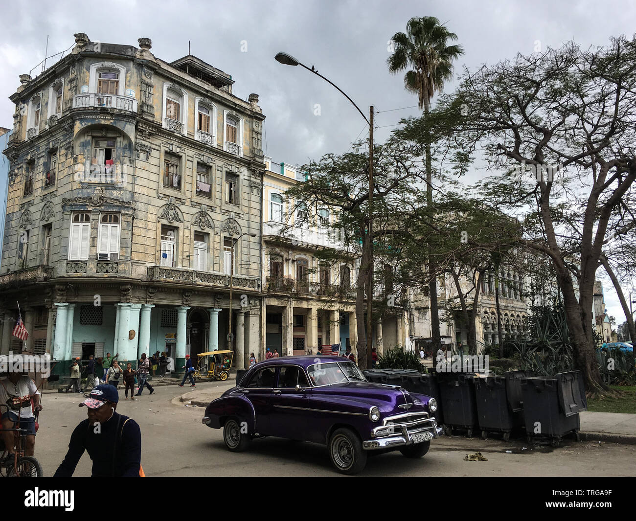 La Havane, Cuba - 31 janvier 2018 : classique, vieille voiture américaine de couleur pourpre dans les rues de la ville de La Havane Banque D'Images