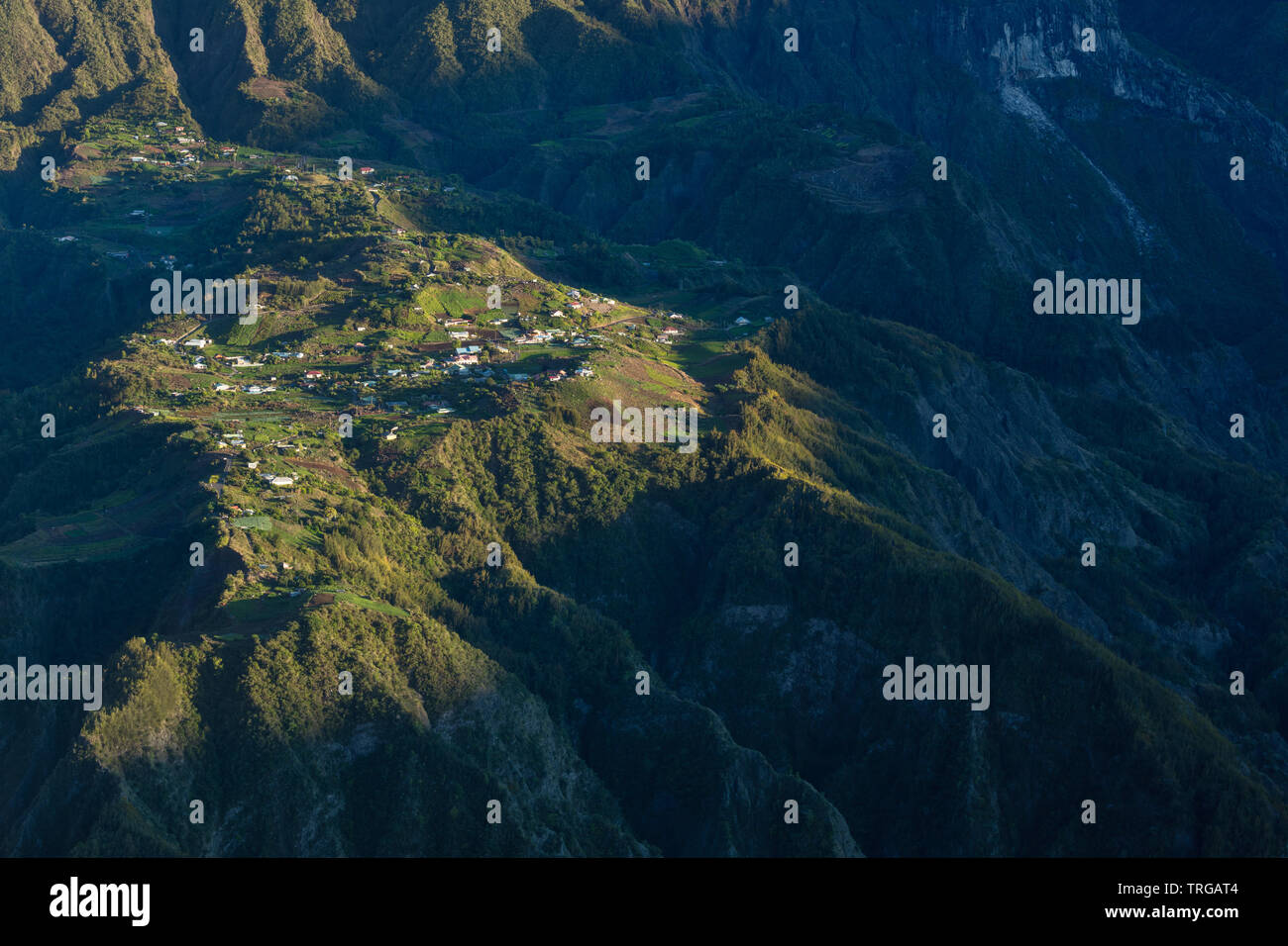 La première lumière sur un Ilet Cordes, cirque de Cilaos, à la Réunion, France Banque D'Images