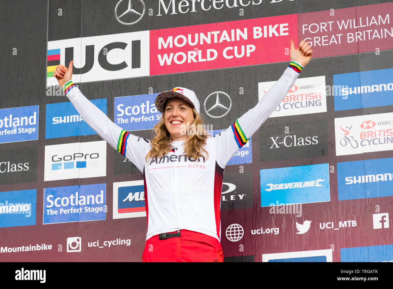 Rachel Atherton portant la Mercedes-Benz 2019 Coupe du Monde de vélo de montagne UCI points descente maillot de leader après la victoire à Fort William, Écosse, Royaume-Uni Banque D'Images