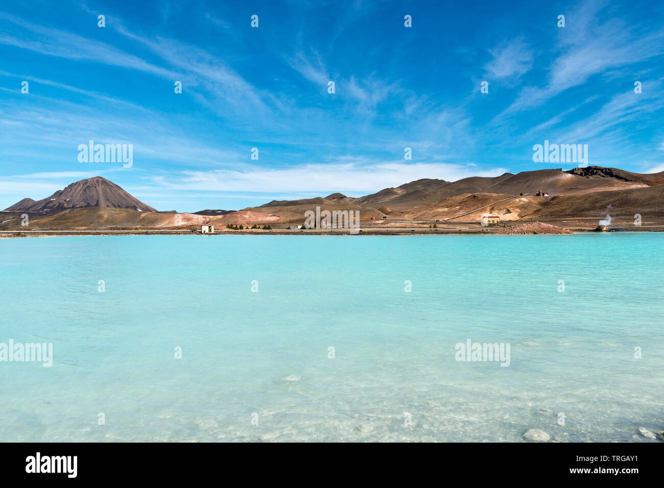 Le Lac Bleu à Reykjahlíð, près du Lac Myvatn, Islande. Eau chauffée riche en silice, ruissellement d'une installation géothermique dans cette zone volcanique active Banque D'Images