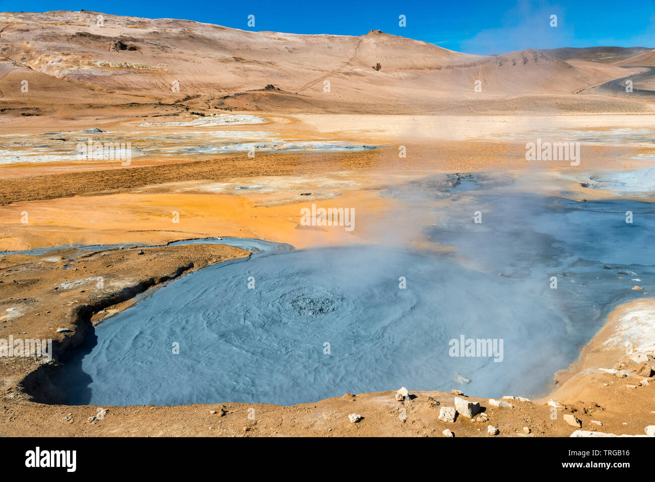 Un mudpot bouillante dans la zone géothermique très active à Námafjall (Hverir), près du lac Mývatn, dans le nord-est de l'Islande Banque D'Images