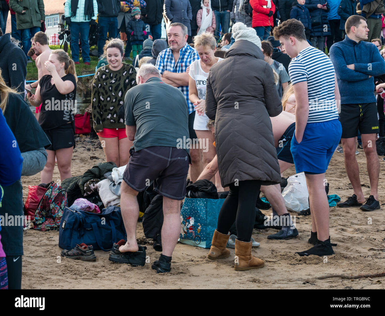 Loony Dook, le jour de l'An : braver le froid de l'eau de la baie de l'Ouest, l'estuaire de la Forth, North Berwick, East Lothian, Scotland, UK. Les gens devenir changé Banque D'Images