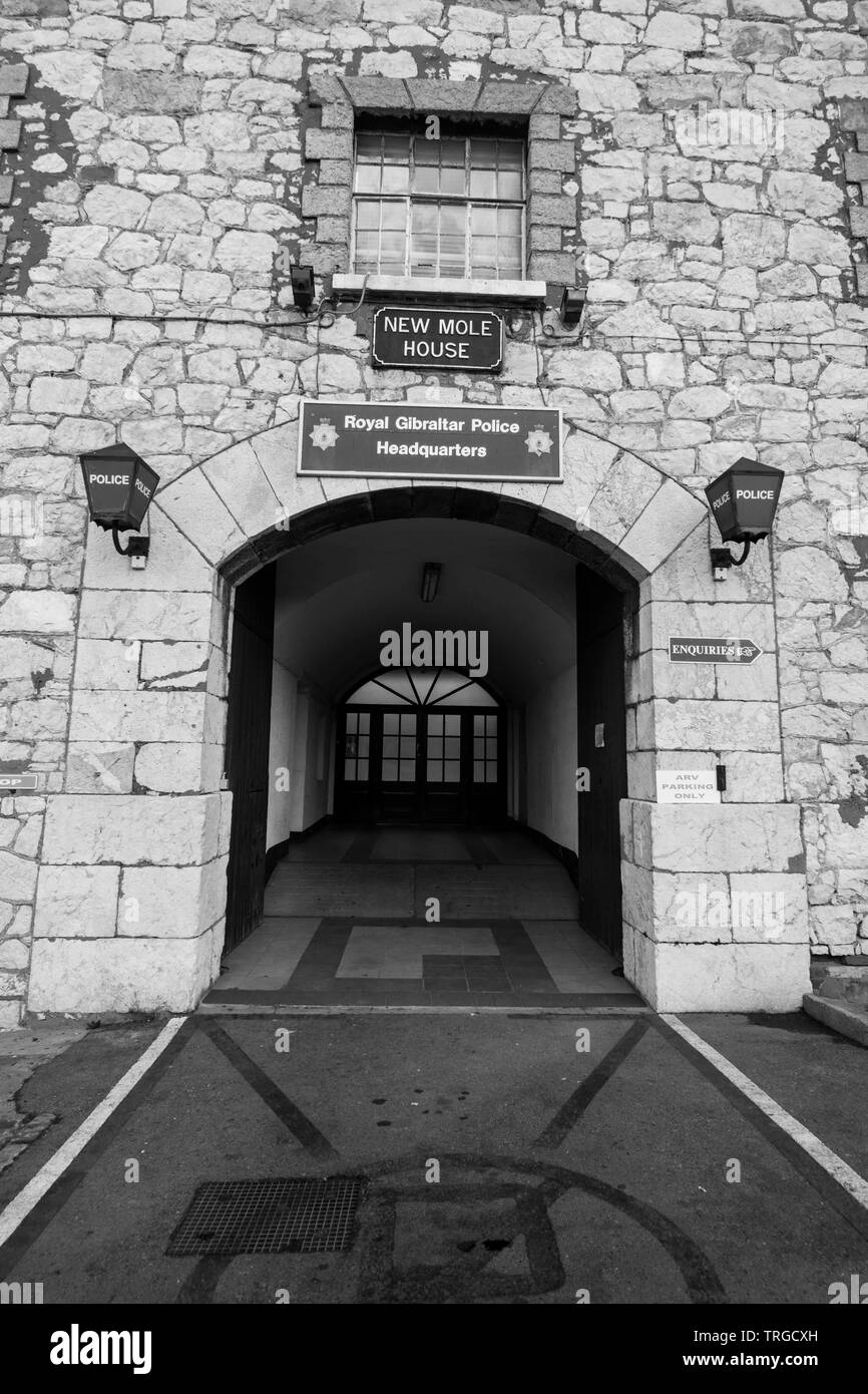 Entrée au poste de police Gibraltar fenêtre prisonniers porte d'entrée de la prison arche arches arquées lumières de bâtiment en pierre lampe lumière ancien style signe GIB Banque D'Images