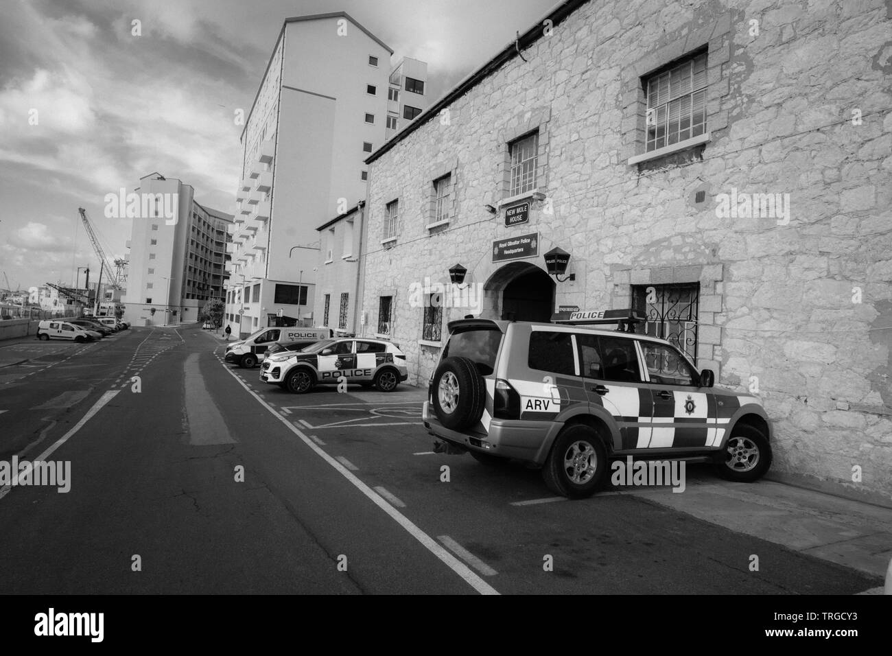 Poste de police et voiture à Gibraltar voitures garées devant la porte d'entrée de la rue noire et blanche trafic de drogues arrestation arrêté cellule de prison enfermé Banque D'Images