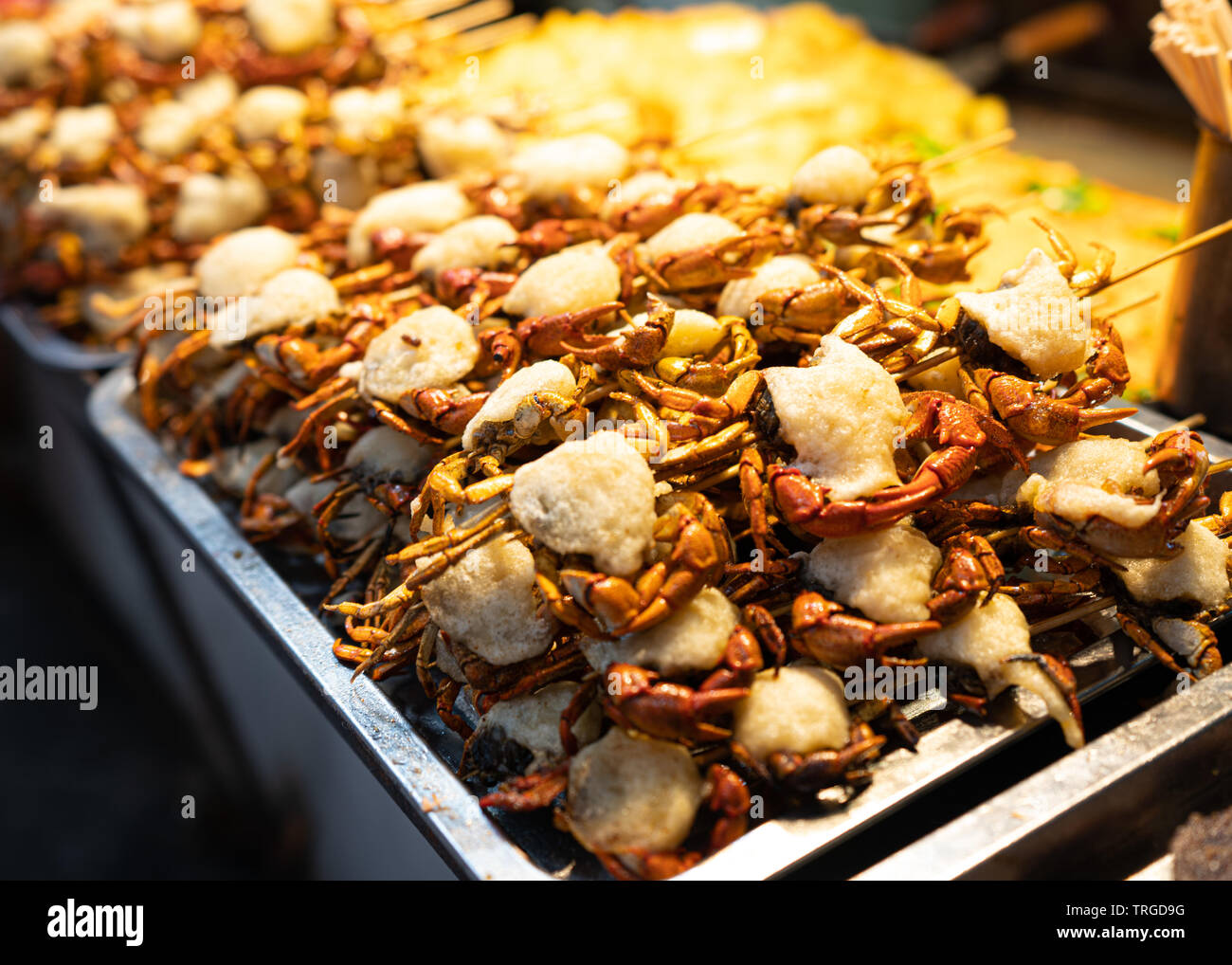 L'alimentation de rue brochettes de crabe à Fenghuang Chine Hunan Banque D'Images