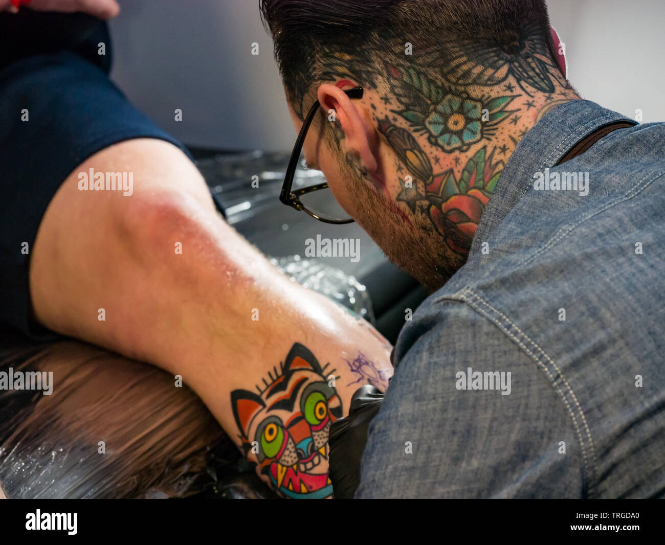 Corn Exchange, Édimbourg, Écosse, Royaume-Uni, 9e Convention de Tatouage écossais : passionnés et artistes tatoueurs avec présence faire un tatouage Banque D'Images